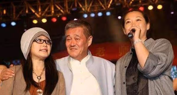 她陪了趙本山12年,被25萬和一台夏利車打發,如今58歲成女富豪