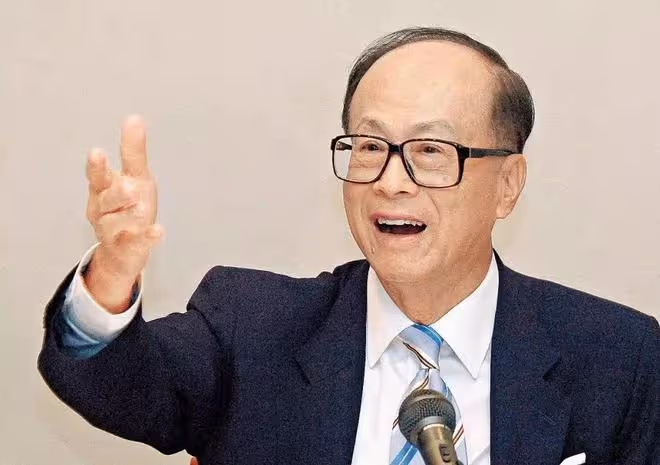 94歲李嘉誠現身寺廟！騎電動車上山被4人保護，次子李澤楷罕同行
