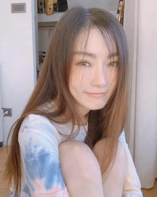 從不開口喊媽，謝金燕「辣穿深U連身」從3層樓空降，22歲兒子「藏十年首現身」全家終於團圓