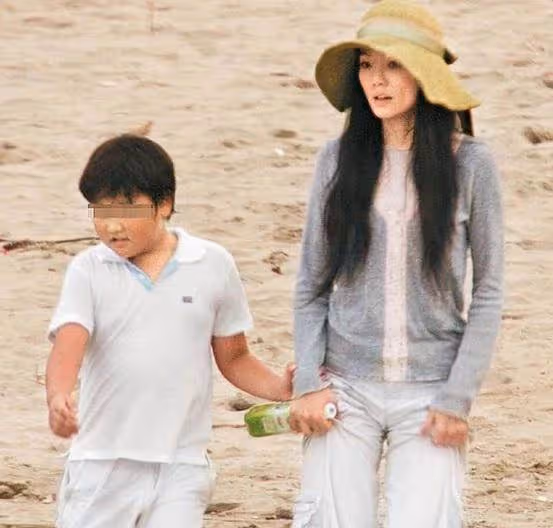 從不開口喊媽，謝金燕「辣穿深U連身」從3層樓空降，22歲兒子「藏十年首現身」全家終於團圓
