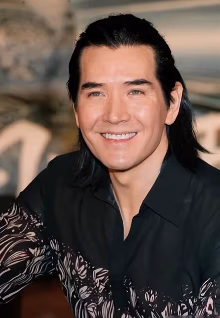 63歲的費翔,至今沒有結婚,與貓咪相伴,單身的生活有別樣的幸福