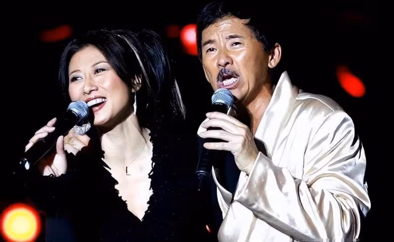 63歲的費翔,至今沒有結婚,與貓咪相伴,單身的生活有別樣的幸福