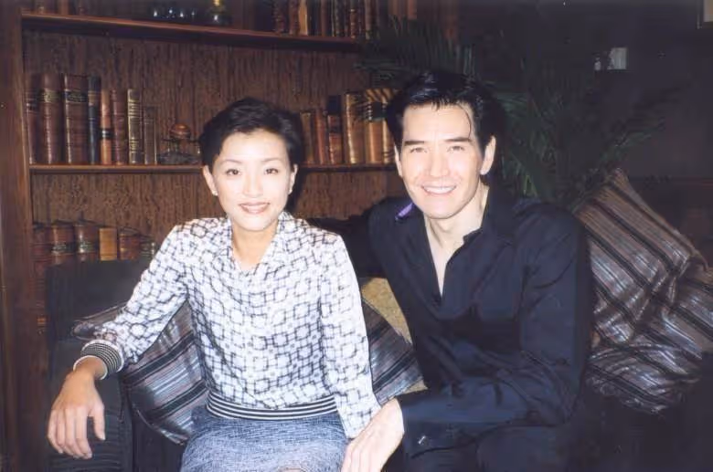 63歲的費翔,至今沒有結婚,與貓咪相伴,單身的生活有別樣的幸福