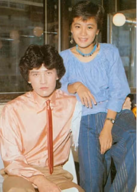 63歲的費翔,至今沒有結婚,與貓咪相伴,單身的生活有別樣的幸福