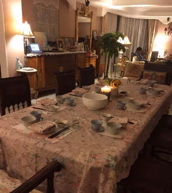 伊能靜「豪宅」內部曝光！裝潢極度奢華猶如皇宮，一整面墻用來擺巨貴瓷器，網友：根本是所有女人的夢想
