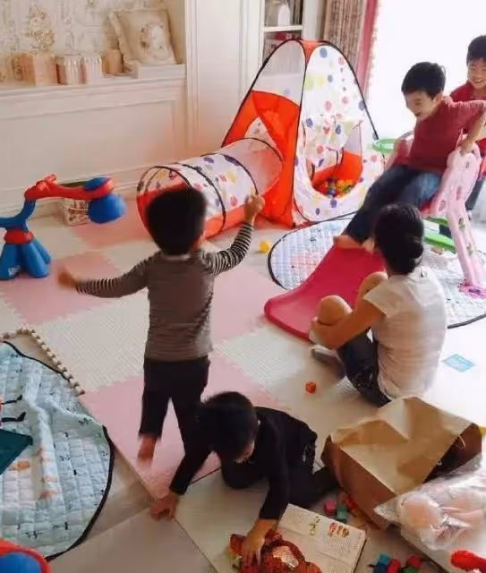 伊能靜「豪宅」內部曝光！裝潢極度奢華猶如皇宮，一整面墻用來擺巨貴瓷器，網友：根本是所有女人的夢想