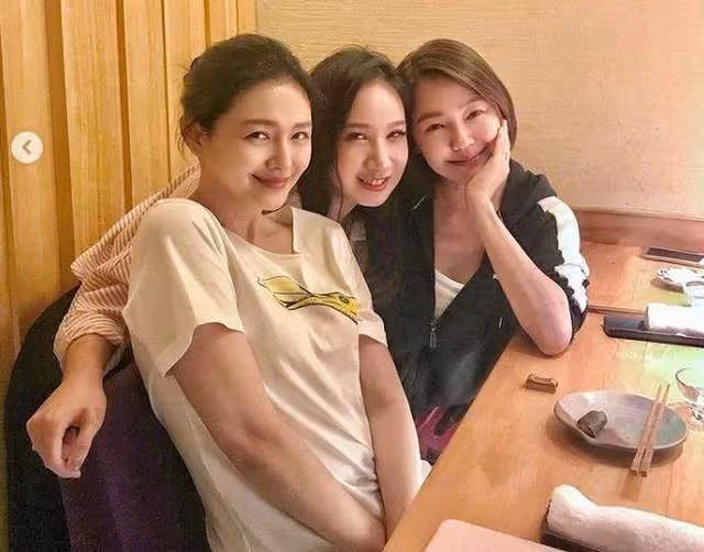 驚人逆齡!67歲不老女神陳美鳳,官宣戀情?這樣大膽認愛引來關注