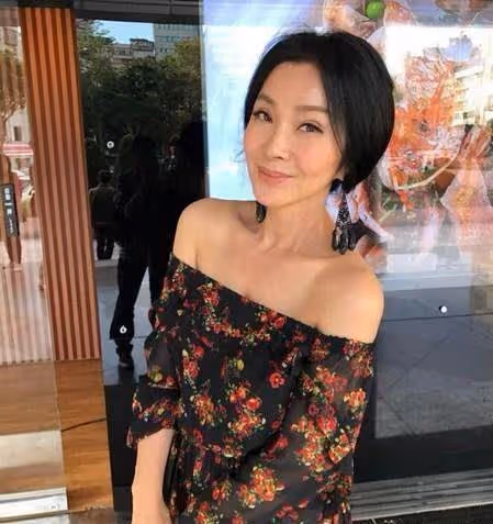驚人逆齡!67歲不老女神陳美鳳,官宣戀情?這樣大膽認愛引來關注