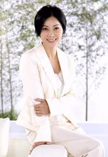 驚人逆齡!67歲不老女神陳美鳳,官宣戀情?這樣大膽認愛引來關注