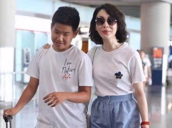 陳數老公曬與年輕女子親密照,背景亮了,陳數一個月前跟繼子合體