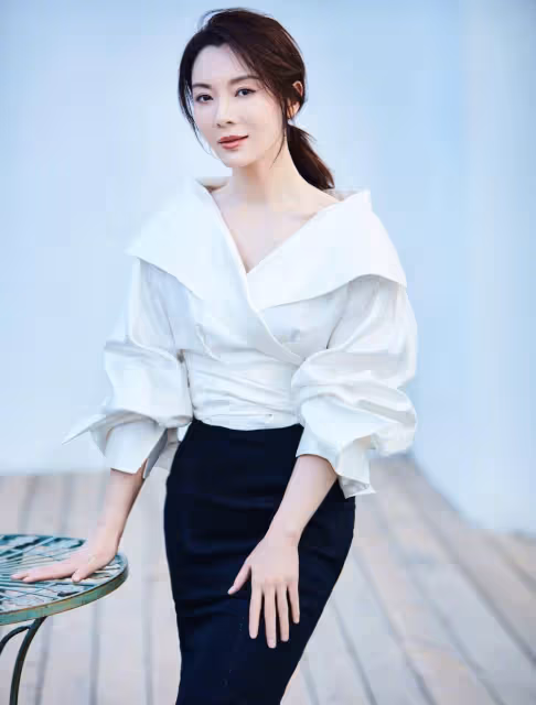 陳數老公曬與年輕女子親密照,背景亮了,陳數一個月前跟繼子合體