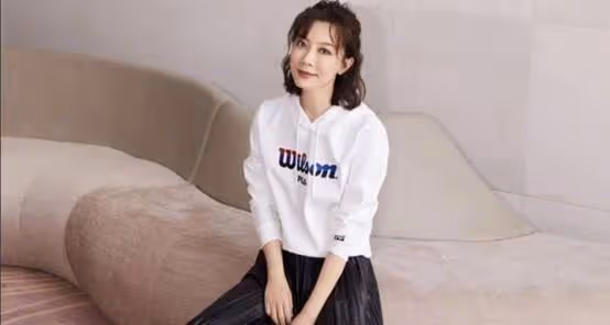 陳數老公曬與年輕女子親密照,背景亮了,陳數一個月前跟繼子合體