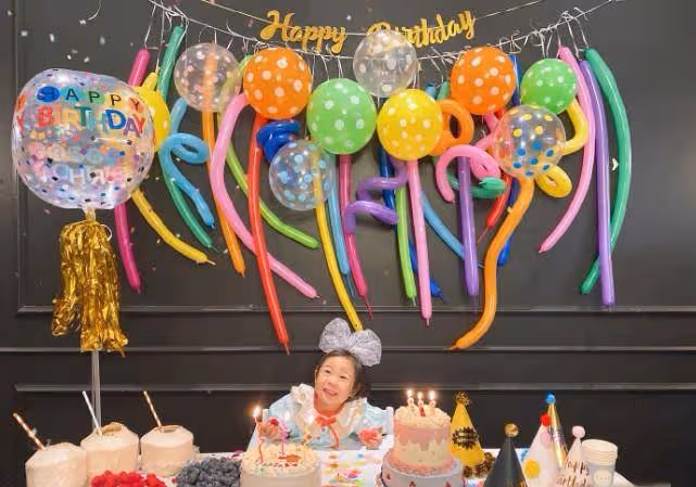 何姿曬全家福為女兒慶生,和老公秦凱夾吻女兒,畫面超溫馨