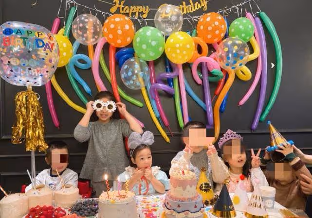 何姿曬全家福為女兒慶生,和老公秦凱夾吻女兒,畫面超溫馨