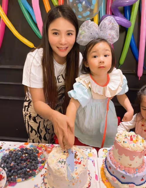 何姿曬全家福為女兒慶生,和老公秦凱夾吻女兒,畫面超溫馨