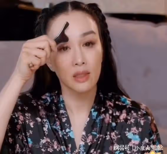 鍾麗緹說能讓鍾倫碩自由，對方抱拳離開，曾因生育問題傳婆媳不和