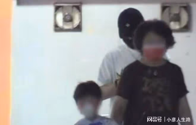 黃曉明全程心思不在兒子身上，一直低頭看手機，曾被曝新戀情