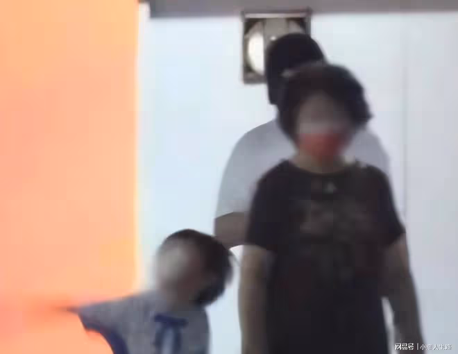 黃曉明全程心思不在兒子身上，一直低頭看手機，曾被曝新戀情