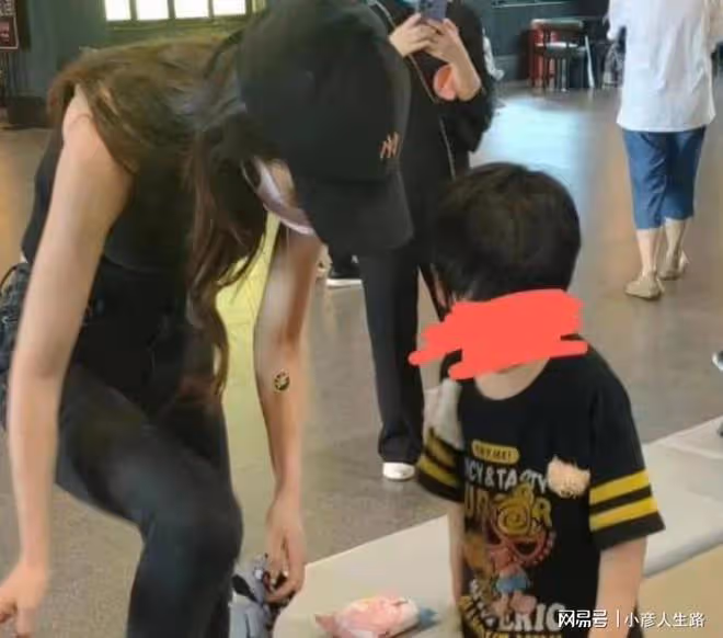 黃曉明全程心思不在兒子身上，一直低頭看手機，曾被曝新戀情