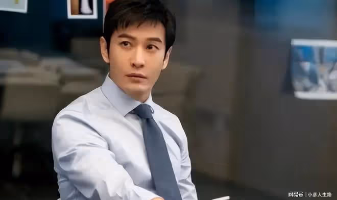 黃曉明全程心思不在兒子身上，一直低頭看手機，曾被曝新戀情
