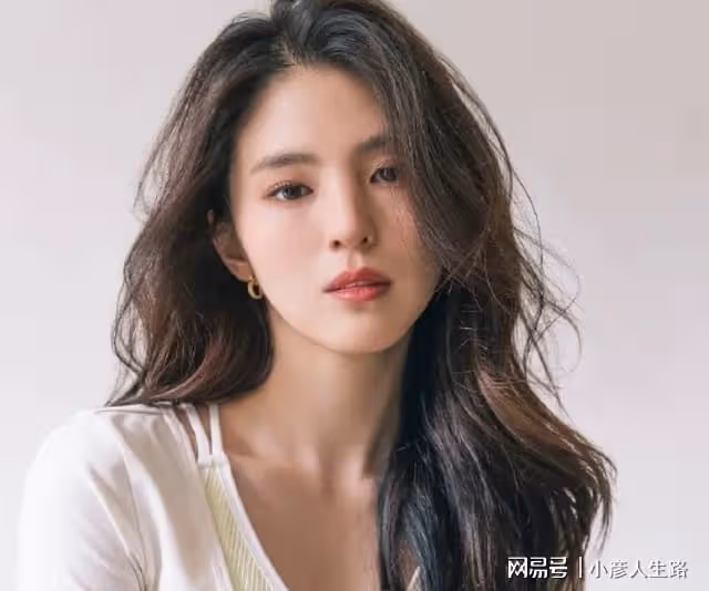 韓女星畫作暗藏求救信息,本人脖子、膝蓋烏青,網友解讀其中7張