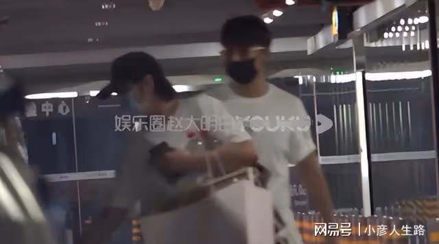 37歲張儷戀情再添實錘,與小9歲陳若軒回京同返愛巢,已同居試婚