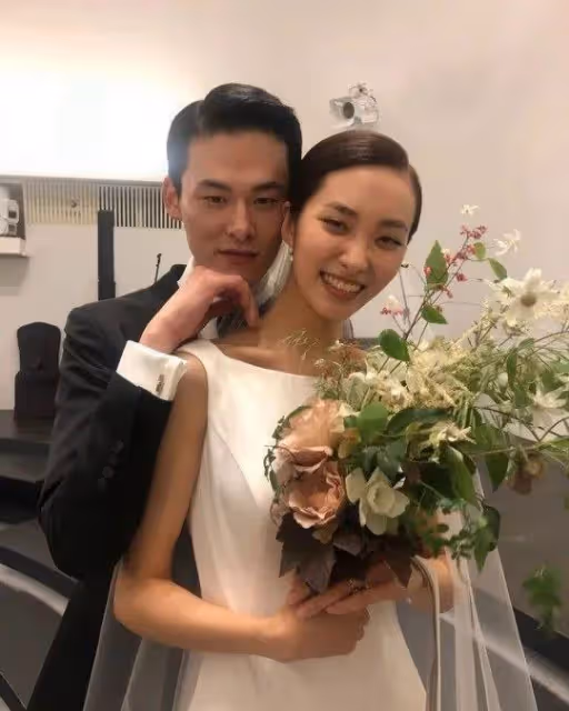 十年間從相愛結婚到三口之家,這對韓國模範夫婦的愛情也太好磕了