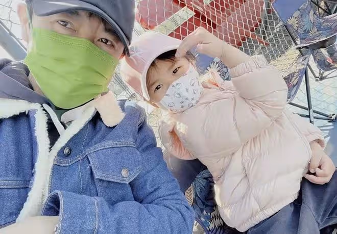 梅婷前夫與4歲女兒同框,父女倆眉眼如複製,嬌妻膚白貌美如複製
