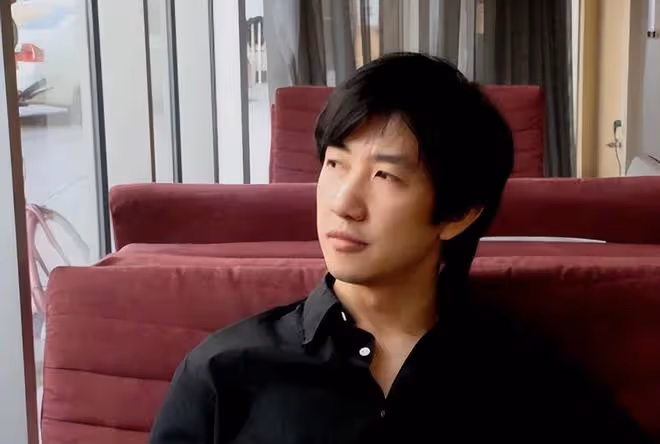 梅婷前夫與4歲女兒同框,父女倆眉眼如複製,嬌妻膚白貌美如複製
