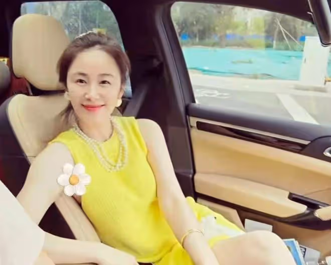 梅婷前夫與4歲女兒同框,父女倆眉眼如複製,嬌妻膚白貌美如複製