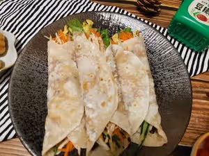 蘸 第二天也柔軟的卷餅皮 烙饃