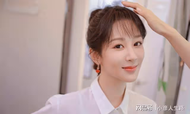 楊紫蛋糕事件後續，張小寒稱私信炸了，網友爆料狗仔找過楊紫兩次