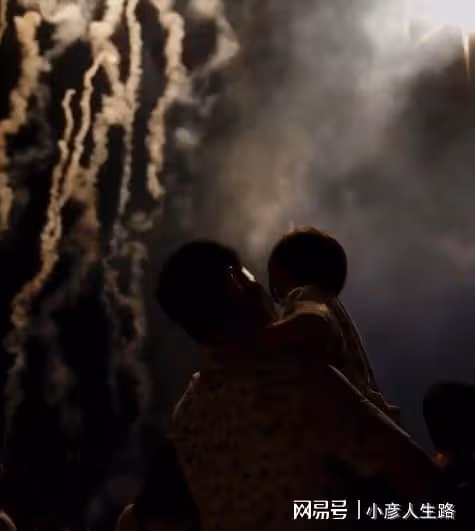 結婚四周年，鄭嘉穎陳凱琳迪士尼現身，帶著兒子看煙花！