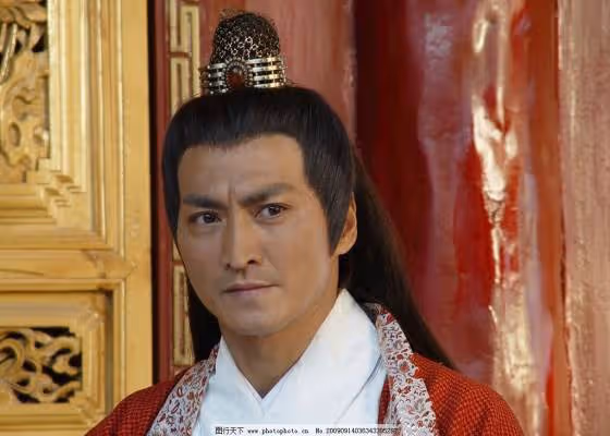 「最帥展昭」戶外擺攤燒烤!頂40度高溫守爐邊,曬得皮膚黝黑顯健壯,網友:英俊大俠形象判若兩人