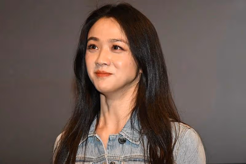 湯唯真的不像40多歲，穿的服裝看著很年輕，仿佛沒到30歲，網友：她有一種獨特的美