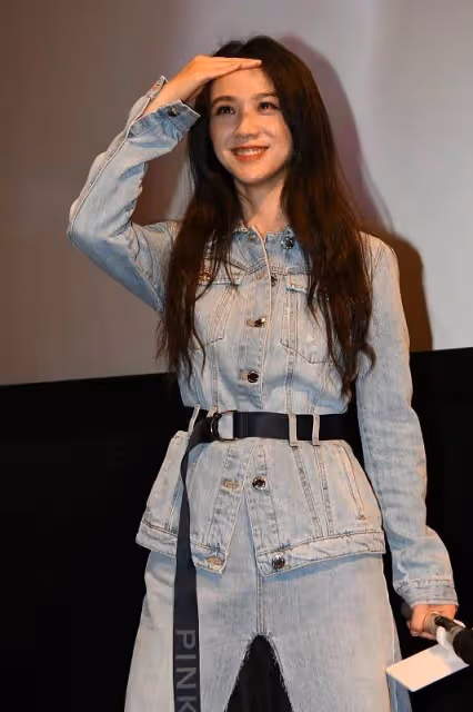 湯唯真的不像40多歲,穿的服裝看著很年輕,仿佛沒到30歲,網友:她有一種獨特的美