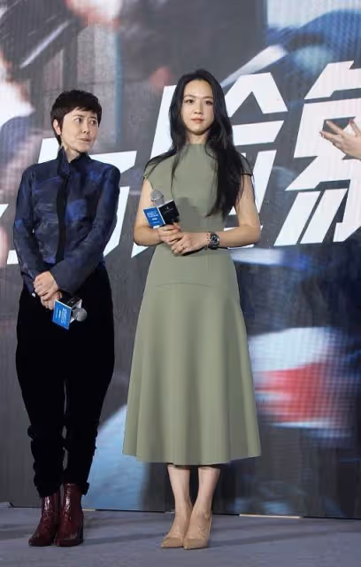 湯唯真的不像40多歲,穿的服裝看著很年輕,仿佛沒到30歲,網友:她有一種獨特的美