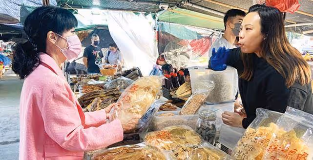 「凍齡女神」米雪曝近況,現身菜場花數萬元買花膠養顏,66歲未婚無兒女,網友:逆生長美魔女