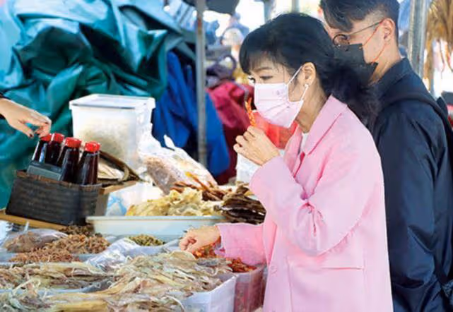 「凍齡女神」米雪曝近況,現身菜場花數萬元買花膠養顏,66歲未婚無兒女,網友:逆生長美魔女