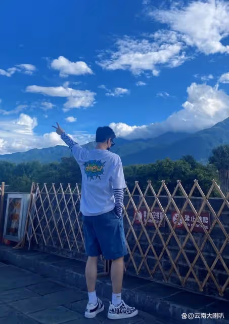 楊洋逛街時頻做搞怪動作,帥不過三秒,高冷君變成喜劇人!