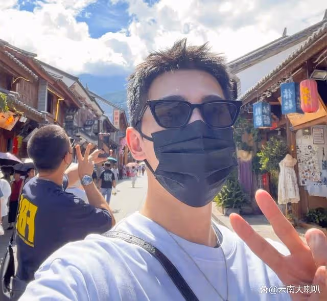 楊洋逛街時頻做搞怪動作,帥不過三秒,高冷君變成喜劇人!