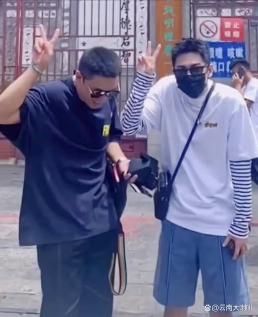 楊洋逛街時頻做搞怪動作,帥不過三秒,高冷君變成喜劇人!