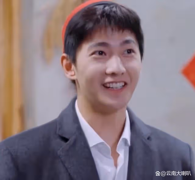 楊洋逛街時頻做搞怪動作，帥不過三秒，高冷君變成喜劇人！