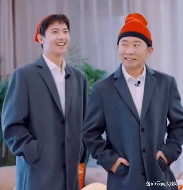 楊洋逛街時頻做搞怪動作，帥不過三秒，高冷君變成喜劇人！