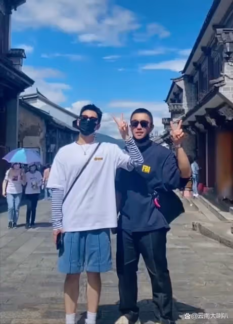 楊洋逛街時頻做搞怪動作，帥不過三秒，高冷君變成喜劇人！