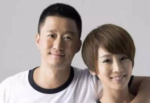 身體有「缺陷」的4位明星,吳京6歲斷指,他卻讓人很心疼!