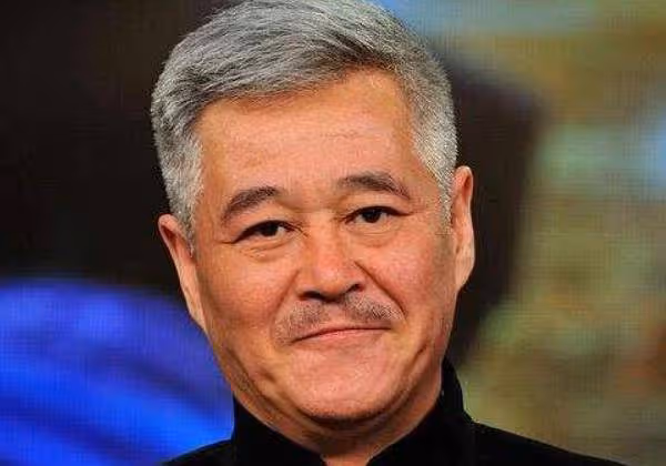 身體有「缺陷」的4位明星,吳京6歲斷指,他卻讓人很心疼!