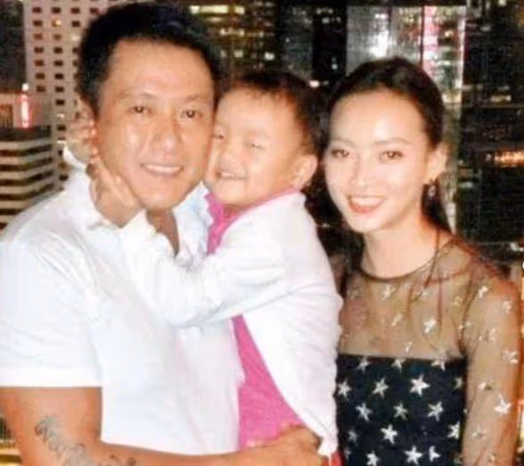 他是香港老戲骨,曾出軌19歲學生妹還與艷星同居,今又被曝婚外情