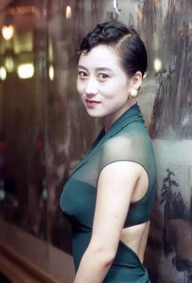 何鴻燊年輕時到底追過多少女孩,除了四位太太,還有誰曾仰慕他?