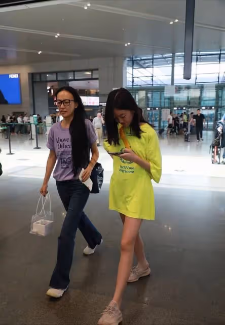 王菲女兒李嫣真懂打扮，才15歲就「下衣失蹤」出鏡，比同齡人略顯成熟，氣場十足的星二代